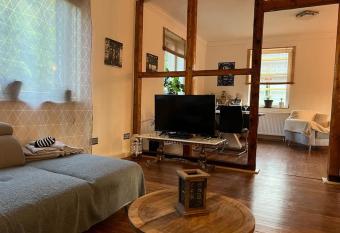 Sandys Cozy Stone Cottage allows 18 year olds to book a room