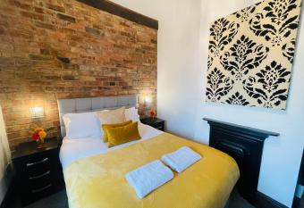 #1 Dunkirk by DerBnB, Modern 1 Bedroom City Centre Apartment, Free Parking, WI-FI, Netflix & Within Walking Distance of the City Centre has Balcony rooms