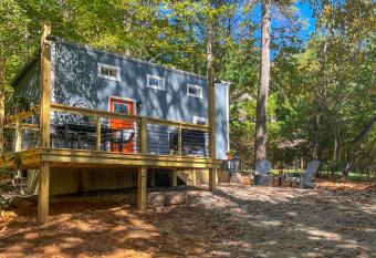 Cozy Lakeview Cottage has Balcony rooms