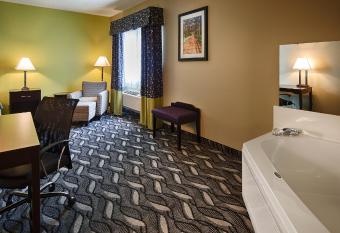 Best Western Mt. Vernon Inn has rooms with a private hot tub
