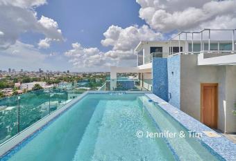 City Ce Studio with POOL & Gym has rooms with a private hot tub