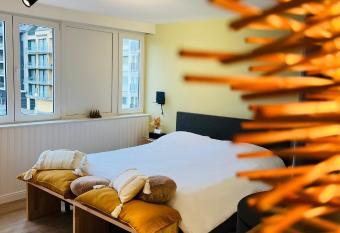 de hut allows 18 year olds to book a room