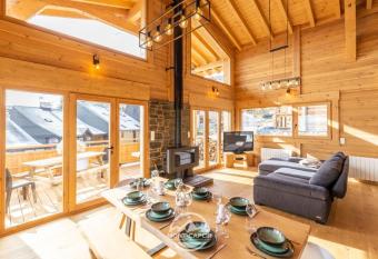 Chalet Escal has Balcony rooms
