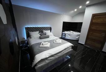 Luxury Rooms C Kragujevac has rooms with a private hot tub