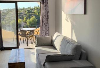 Pequeno paraiso allows 18 year olds to book a room