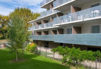 Bel appartement au calme avec terrasse 100m du lac has Balcony rooms