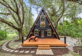 Cozy A-Frame Retreat w/ hot tub! allows 18 year olds to book a room