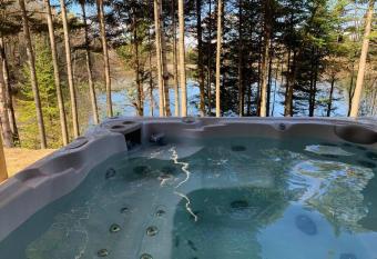 Chalet ski-in/ski-out jacuzzi lac #CITQ:305992 has rooms with a private hot tub