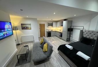 LT Apartment 62 - FREE PARKING allows 18 year olds to book a room