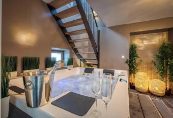 50 Nuances d Amour - Jacuzzi / Massage / Cin  ma allows 18 year olds to book a room