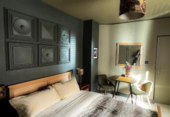 La Chambre des Trois   glises allows 18 year olds to book a room