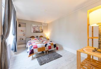 La Maison du Centre GOUVIEUX - CHANTILLY has Balcony rooms