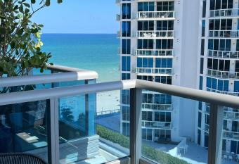 Monte Carlo Suites in Miami Beach has rooms with a private hot tub