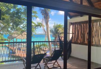 XOOT KA ANA LUXURY, VILLA OASIS has rooms with a private hot tub