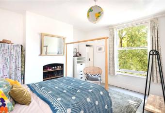 Luxury apartments in central London in a good location has Balcony rooms