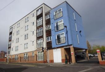 Modern Two Bed Apartment - Contractor & Family Friendly has Balcony rooms
