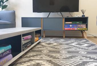 The Grove - 3 Bed updated detached house- sleeps upto 8 guests- West Midlands allows 18 year olds to book a room