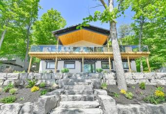 The North Shore - Waterfront Cottage has Balcony rooms