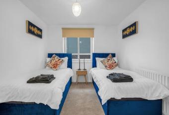 Central Serviced Apartment in Ayr Near Golf Courses, Beach and Prestwick Airport has Balcony rooms