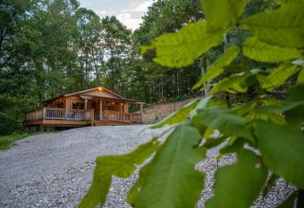 Sunset Ridge ~ Rustic & Tranquil 100-Acre Getaway! has Balcony rooms
