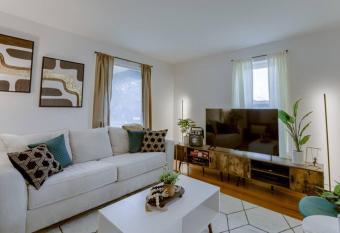 Beautiful - 4bd with Contemporary Interior allows 18 year olds to book a room