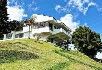 Incre  ble casa en Guatap  /jacuzzi/laguna/vistas has rooms with a private hot tub