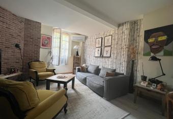 Grande Chambre cosy centre historique allows 18 year olds to book a room