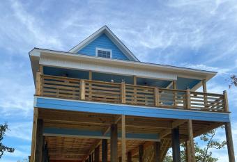 J & H's Bayou Bliss has Balcony rooms