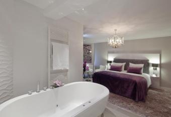 Van der Valk Hotel Leiden has Balcony rooms