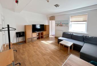 Spacious Flat Central Brighton - 2 Mins From Beach has Balcony rooms