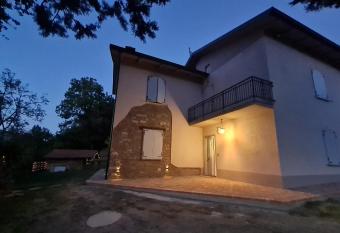 Tana della Lavanda has rooms with a private hot tub