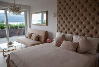 Jollien apartm  n Gold has rooms with a private hot tub