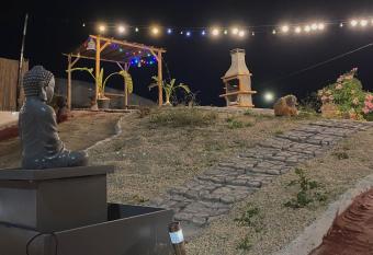 Chalet vacacional has rooms with a private hot tub