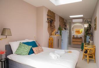 Pats tuinkamer*gratis parkeren allows 18 year olds to book a room