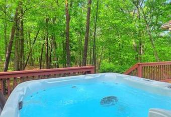 Emerald Cabin W/Hot tub, Firepit, Lake, Skiing has rooms with a private hot tub