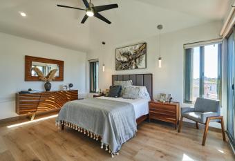 Lujoso Apto 3 niveles, 2 recamaras en el coraz  n de la Marina Puerto Aventuras has rooms with a private hot tub