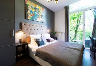 Quentin England Hotel allows 18 year olds to book a room