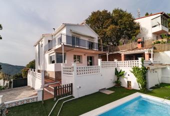 Villa Elena has Balcony rooms