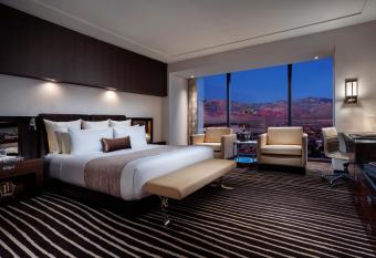 Red Rock Casino, Resort and Spa has rooms with a private hot tub
