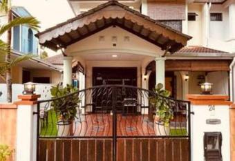 Modern Family Retreat by STAYco - PS4, Mini-Pool, Pool table - just 5 mins to Beach ! allows 18 year olds to book a room