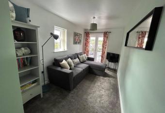 Immaculate 1-Bed House in Newtown Disley has Balcony rooms