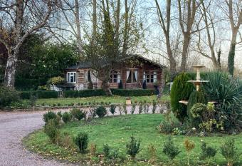 Log Cabin, Conveniently Situated halfway between Stratford and Warwick has Balcony rooms