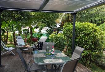 Les poinsettias has Balcony rooms