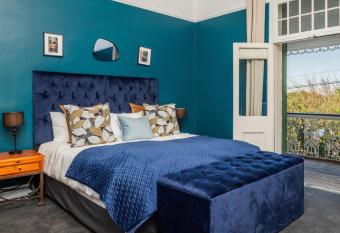 Belvedere House has rooms with a private hot tub