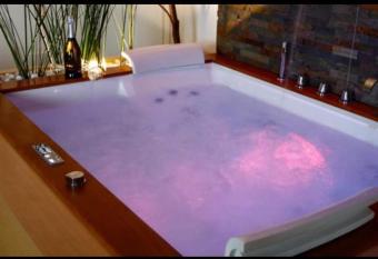 Suite Pizzo jacuzzi rooms has rooms with a private hot tub