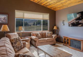 Large home less than 5 miles to Yellowstone North Entrance, Sleeps up to 8 has Balcony rooms