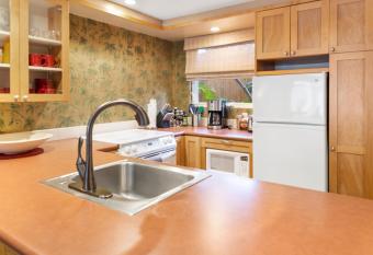 Lotus Suite in a Boutique Resort, 1Bedroom Sleeps 4 has Balcony rooms