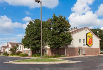 Super 8 by Wyndham Carthage has Smoking rooms