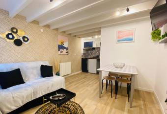 Appartement douillet avec terrasse has Balcony rooms