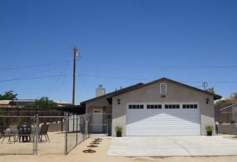 Panoramic Night Lights has rooms with a private hot tub